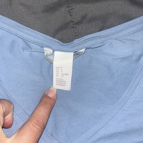 H&M v neck shirts - Picture 5 of 5